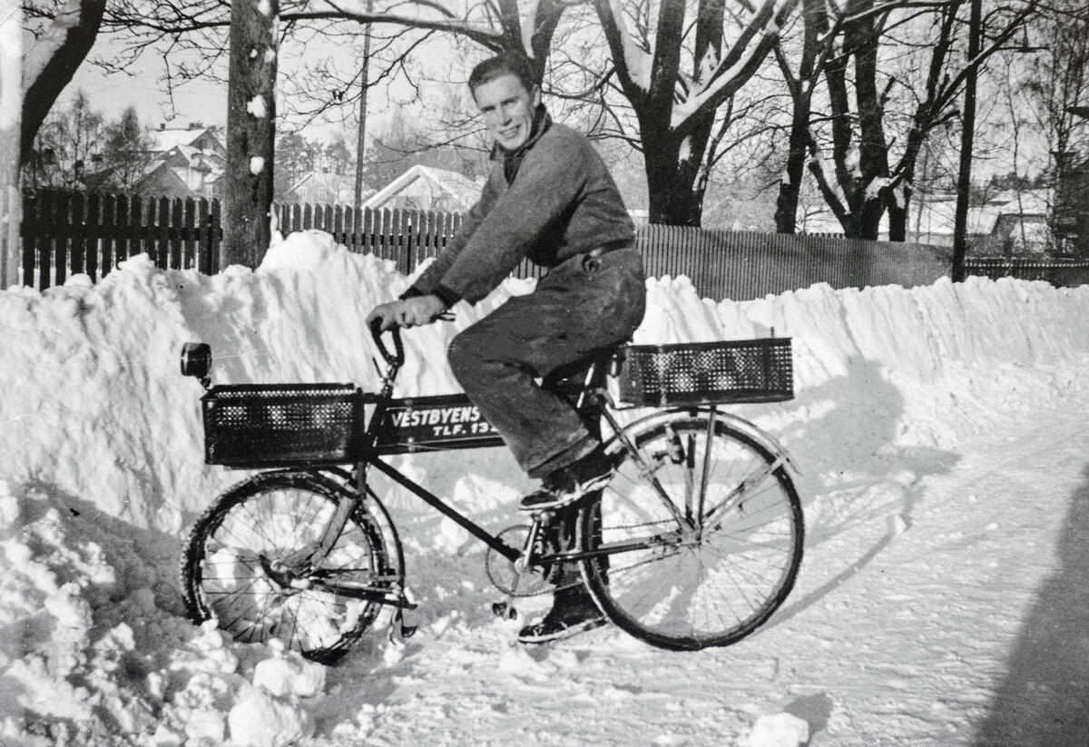 Svart-hvitt foto av ung mann på viserguttsykkel i snøen. (Foto/Photo)