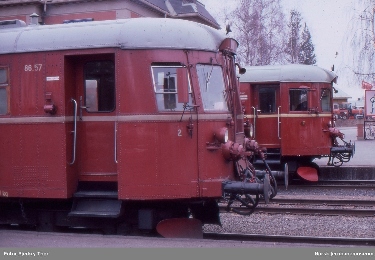 Motorvognene BM 86 57 og 86 22 på Elverum stasjon