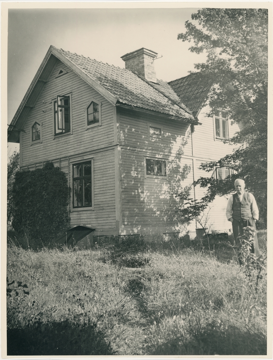 Gusten Widerbäck utanför sin villa, Vaksala, Uppsala 1948
