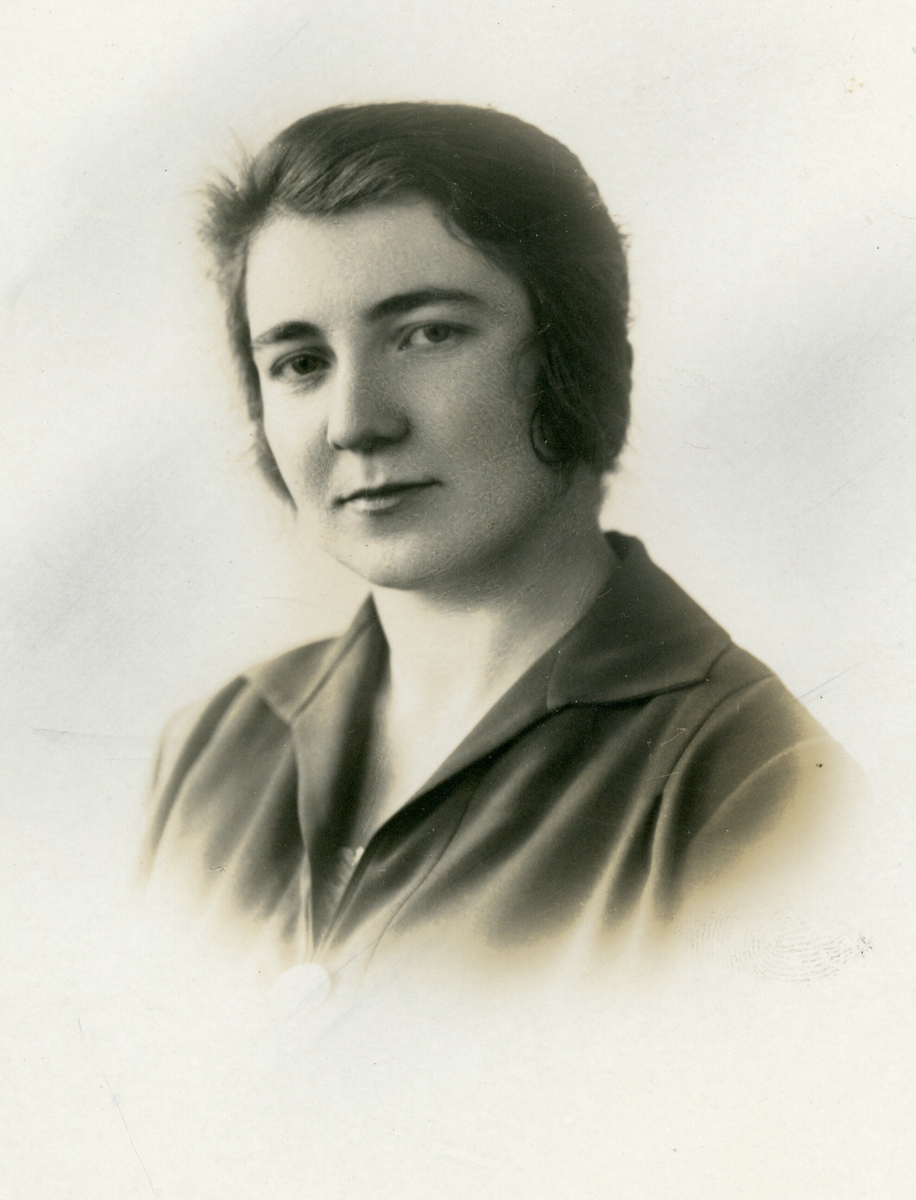 Portrettfoto av ung kvinne, står E. E. Skjelbred på omslaget