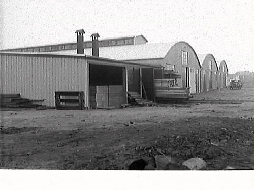 Snickerifabrik med tre välvda byggnader. Varbergs Träförädling. Se även bilderna MR2_2225, 277, 2224, 276)