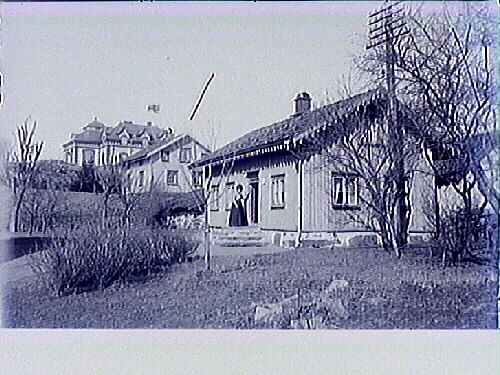 Mathilda Ranch på besök hos Alma och Johanna Börjesson i Lillstugan, Bengtsgården, Skene i Marks kn. Alma förestod ortens första telefonstation i huset. Här förmodas Mathilda ha vistats som överansträngd 1896.