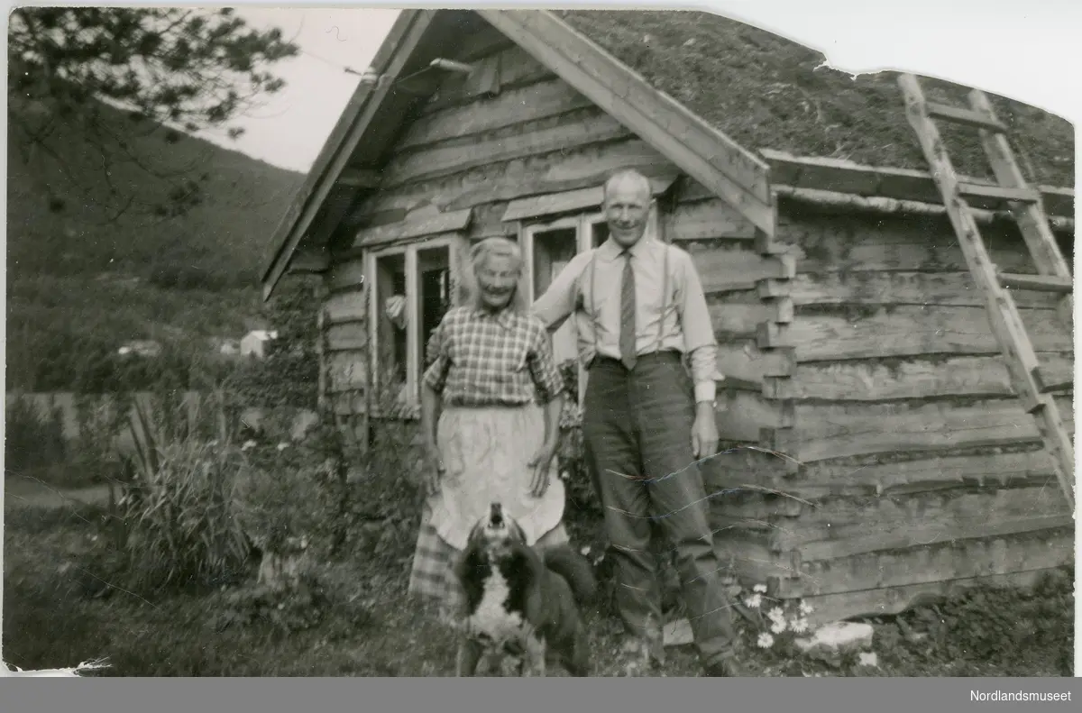 Anna i Makkvatnet sammen med Hermann Blom foran sin hytte i Rota, der hun bodde de siste årene. 