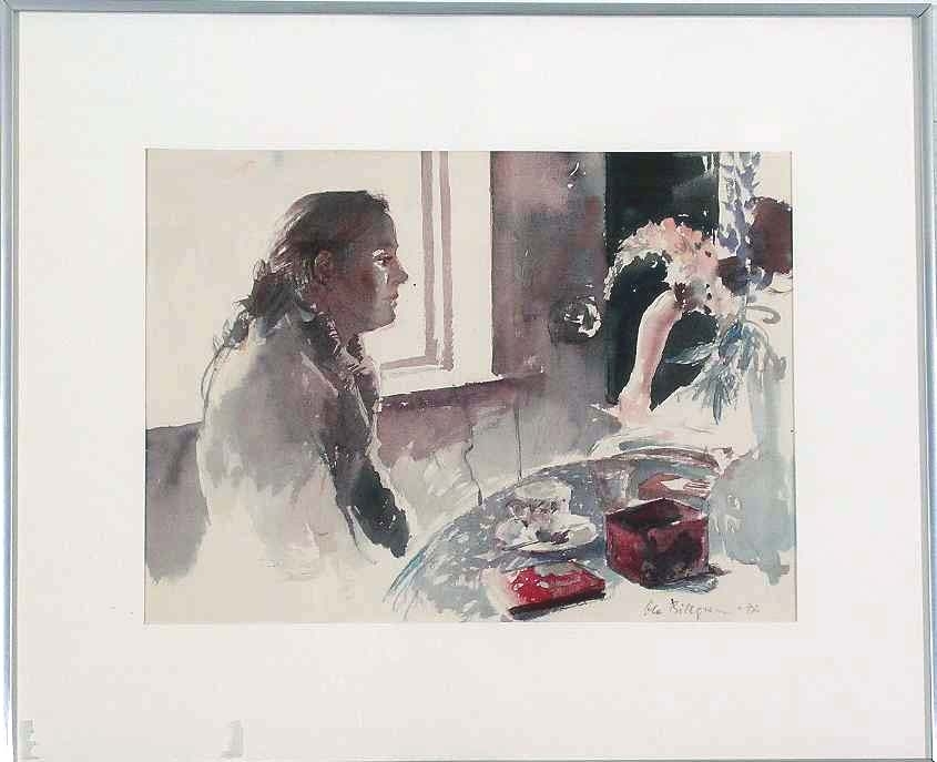 Vid ett bord med en blomvas och en kaffekopp sitter till vänster en kvinna i profil. I bakgrunden ett fönster. Rödbruna färgtoner dominerar bilden.
