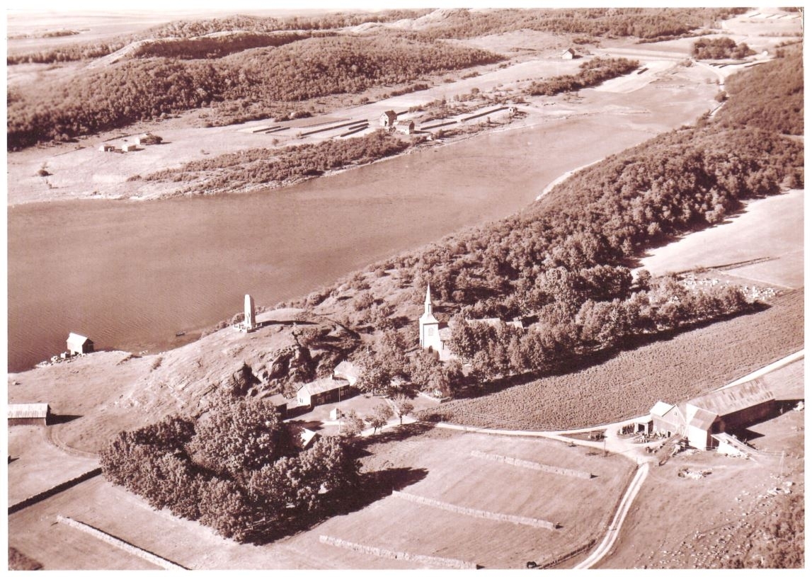 Flyfoto over Alstahaug og Belsvåg, en gang mellom 1930 og 1960. Sett fra sør.