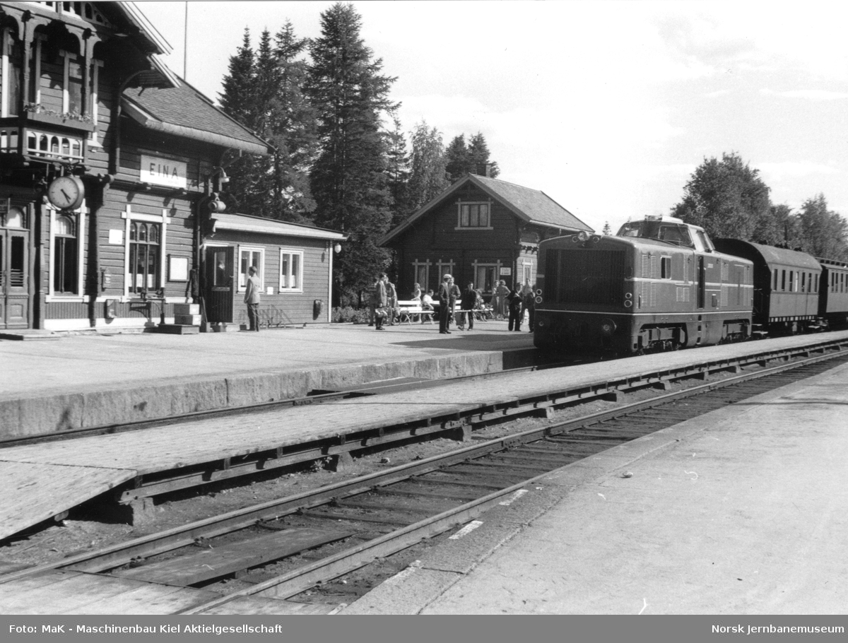 Tysk diesellokomotiv MaK 2000 001 med persontog til Gjøvik på Eina stasjon. Lokomotivet var på prøvedrift i Norge