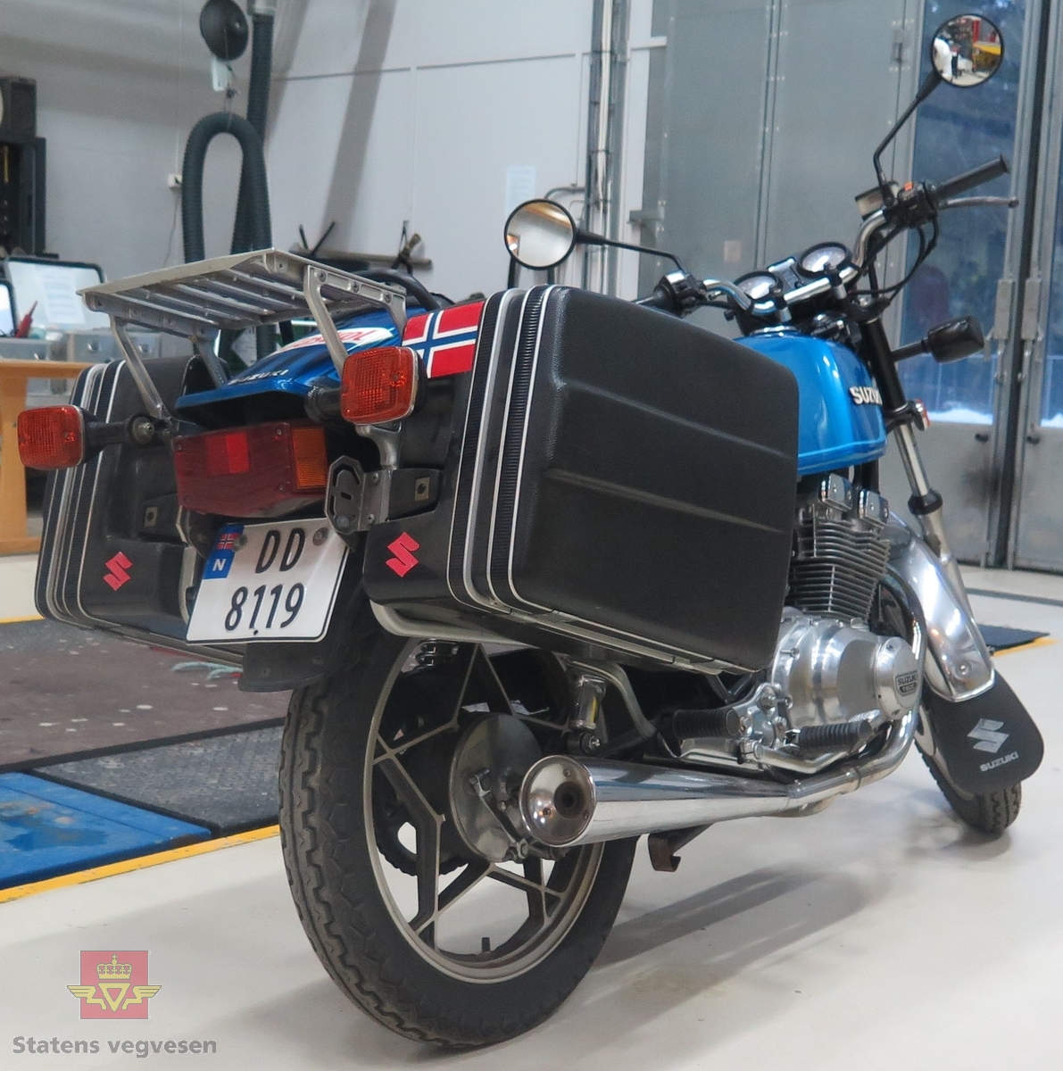 Suzuki GSX 400 DOHC 8 Valves. 2 hjuls motorsykkel med bakhjulstrekk (kjededrift). Motorsykkel har en bensindrevet 4-takts 2-sylindret DOHC 8 ventil motor. Den har et sylindervolum på 399 kubikkcentimeter og en effekt på 42 Hk. Motorsykkelen har 2 sitteplasser.
