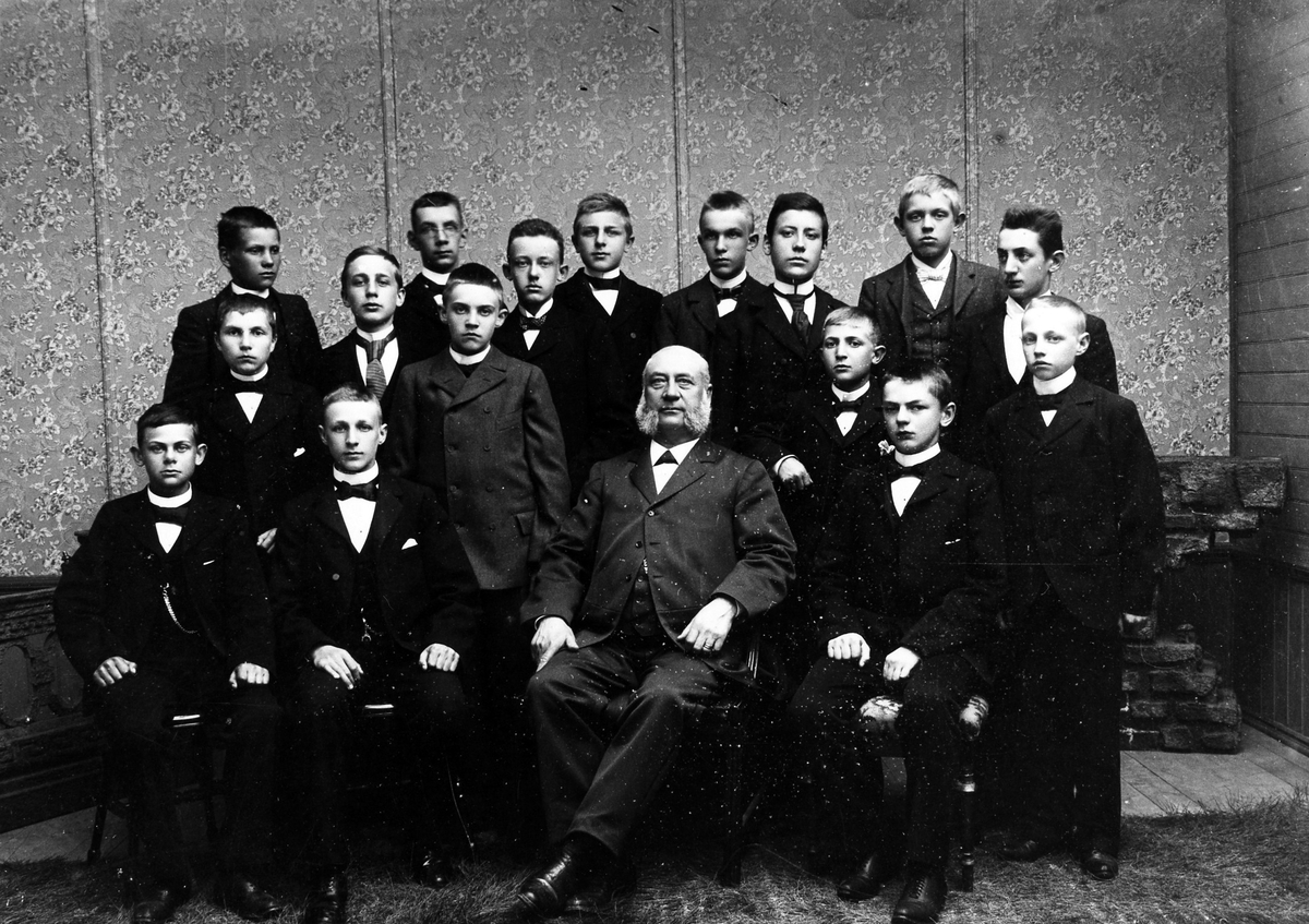 Läroverket var åren 1831-1901 inrymt i rådhuset. Rektor Samuel Högman med elever.