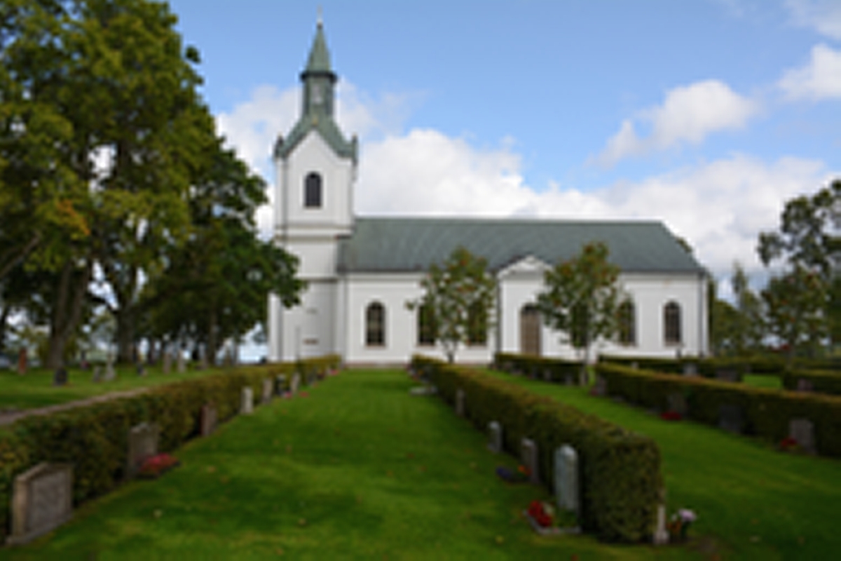 Rogberga kyrka och kyrkogård.