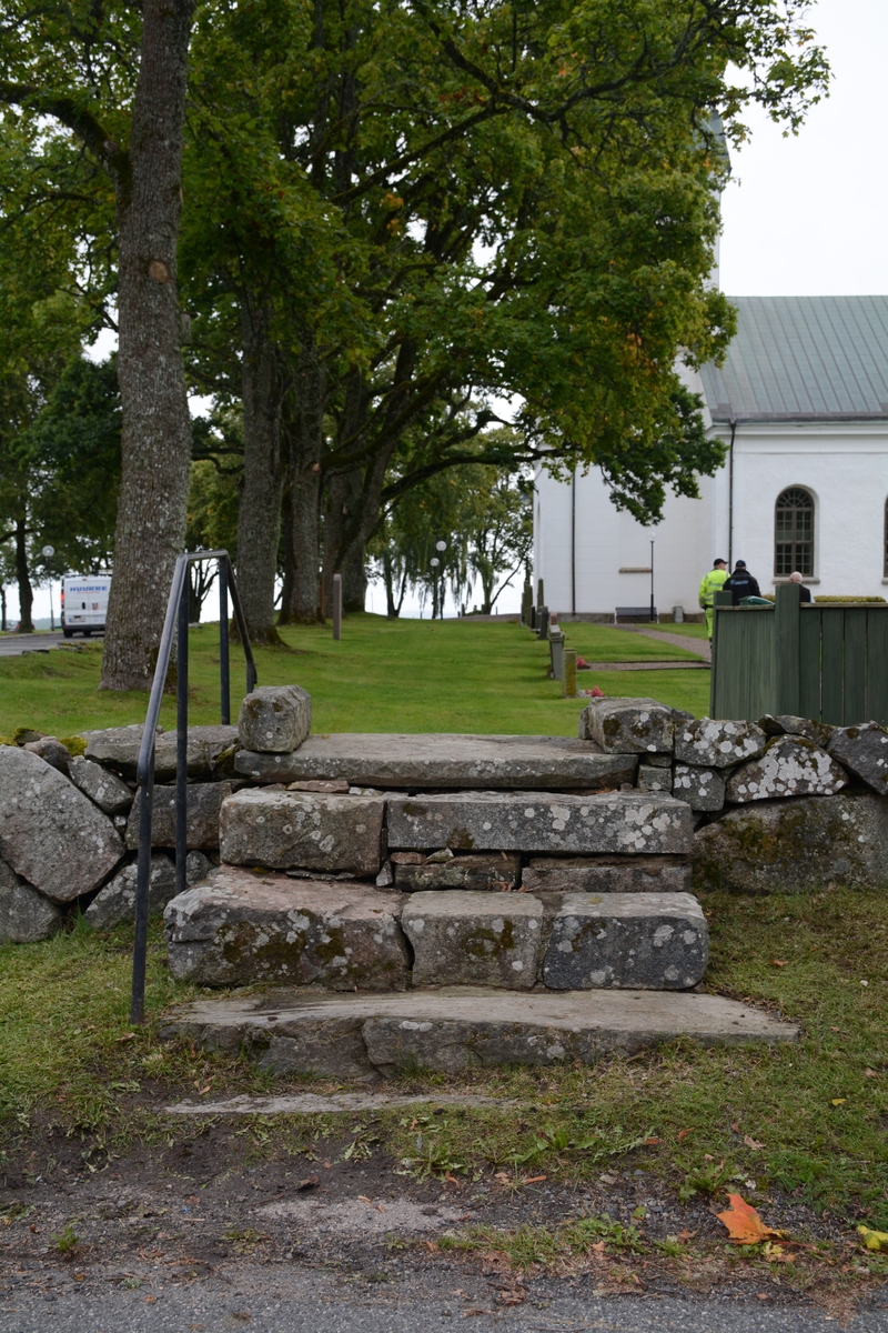 Rogberga kyrka och kyrkogård.