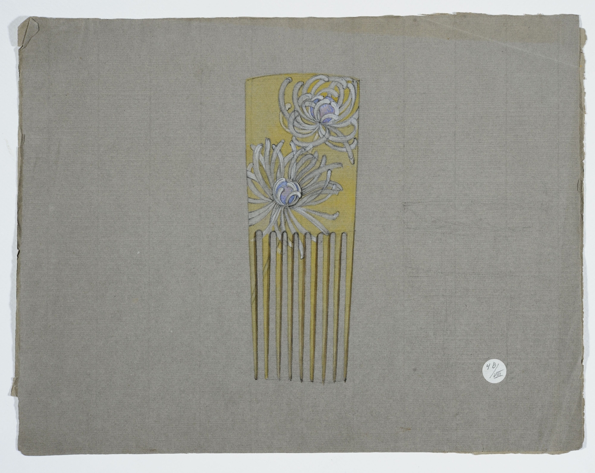 Uttegning av kam med krysantemum. På baksiden uttegninger av kammer og nåler med blomster- og insektmotiv