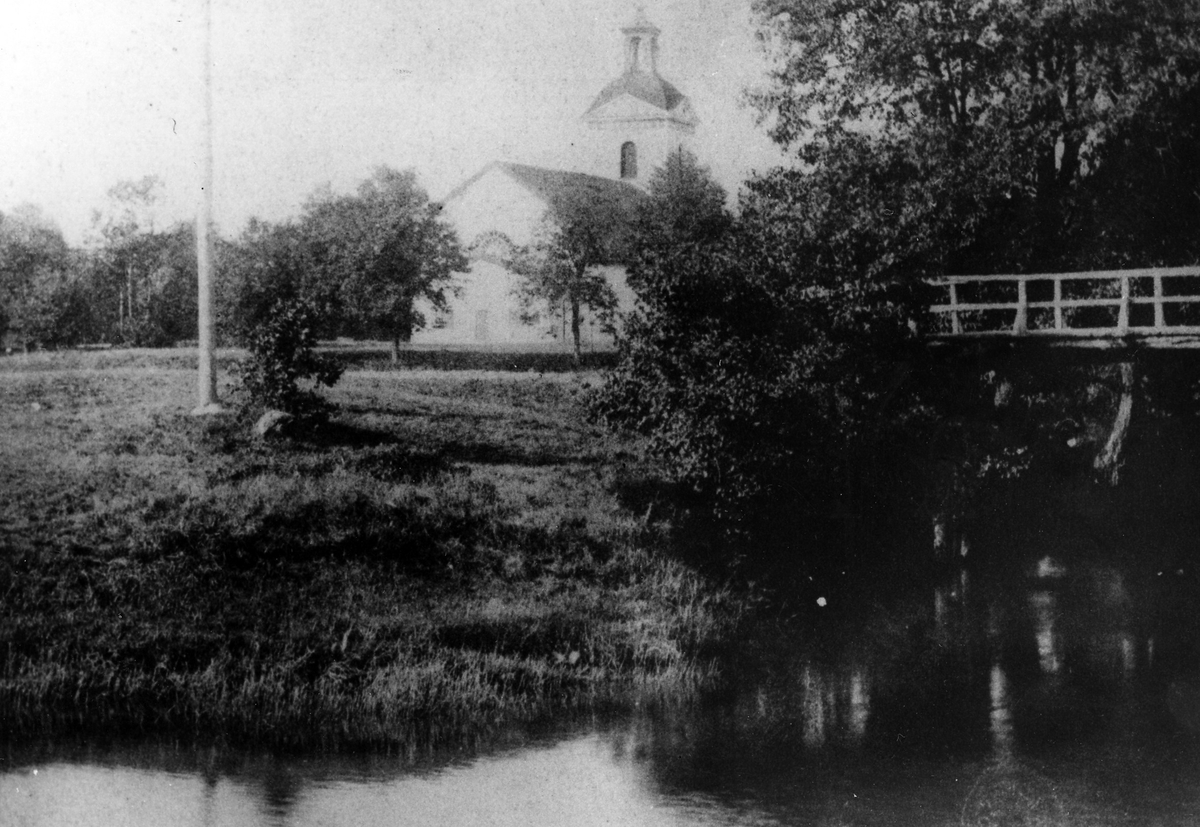 Landsförsamlingens kyrka vid "Nolby stock" gångbron över Säveån vid Nolby.

Gångbron fanns kvar till 1908.