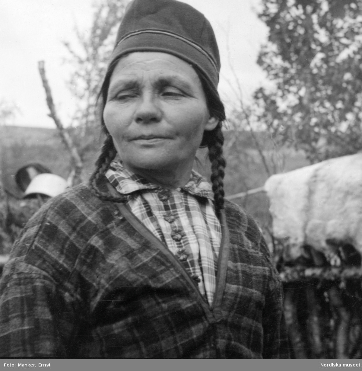 Porträtt av Sigga Puotta Aira, boende hos Amma Finnberg. Tourpon sameby, Skätna, Jokkmokks socken i Lappland.