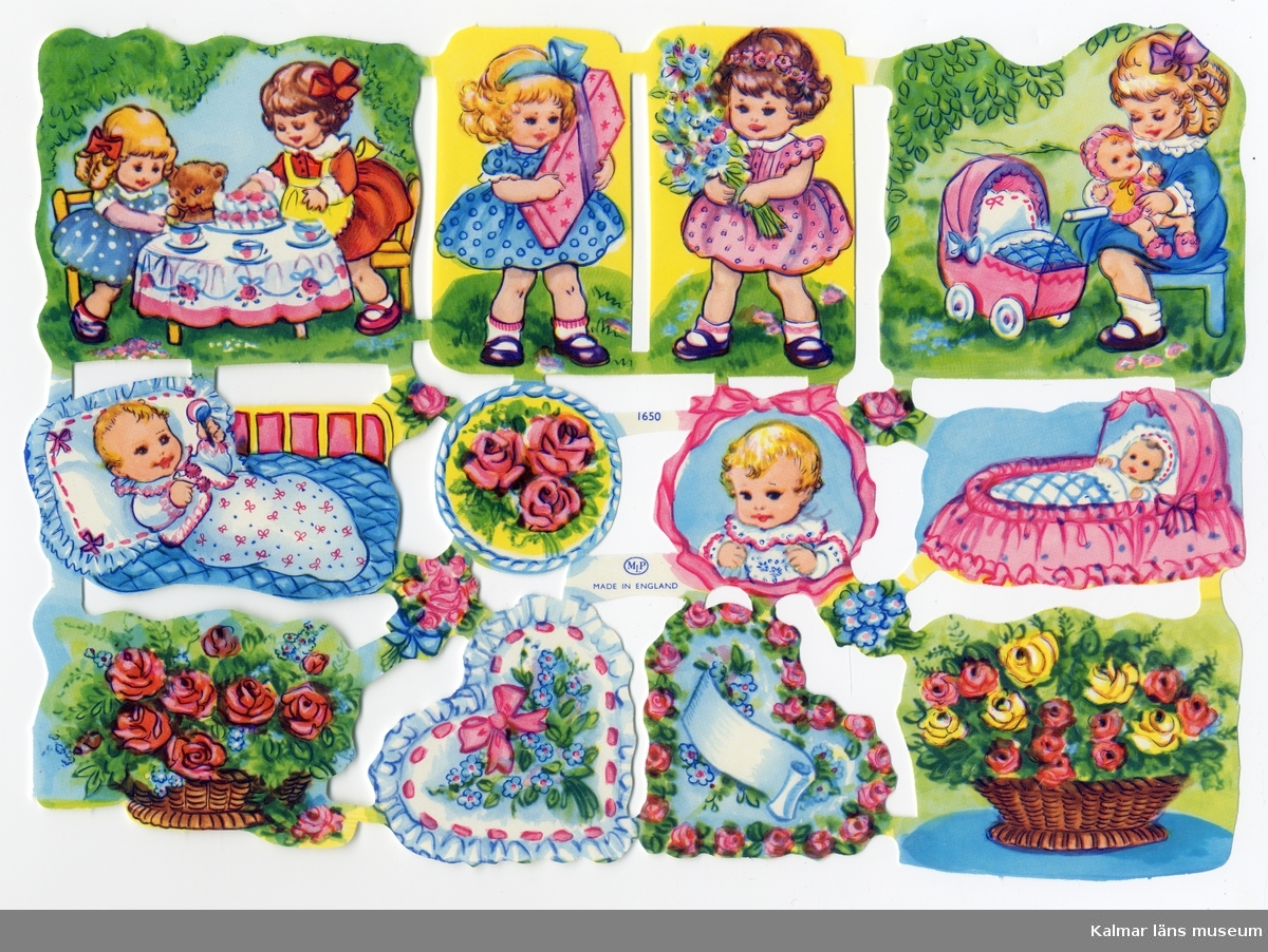 En rad med små flickor; två flickor har kalas för en nalle, flicka i blå klänning med paket i famnen, en flicka i rosa klänning med blombukett i famnen, en flicka med docka och dockvagn. En rad bebisar; spädbarn med skallra i handen, runt motiv med rosor, småbarn med ram av rosa band, ett spädbarn i rosa korg/säng/bädd. En rad med två blomsterkorgar med rosor samt två hjärtan.