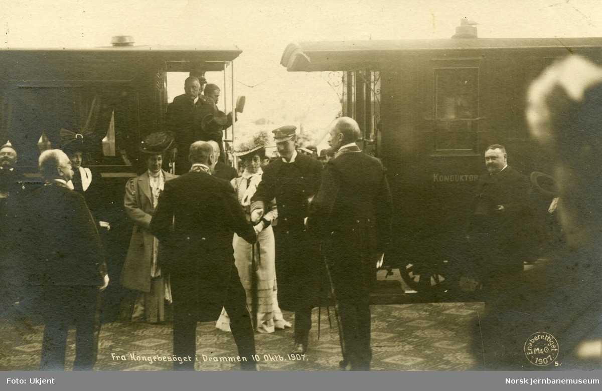 Kong Haakon og dronning Maud ankommer med tog til Drammen stasjon 10. oktober 1907