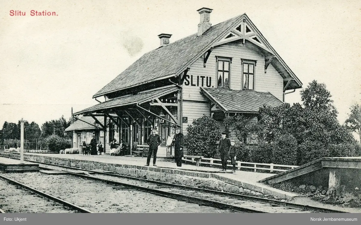 Slitu stasjon på Østfoldbanen Østre linje. Stasjonsmesteren og noen reisende på plattformen
