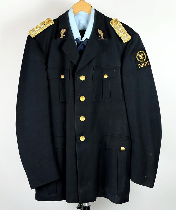 Denne uniform er brukt av Politimester Olav Gjermund Neerland. Denne type uniform ble brukt fra 1949-1990. Foto: Emir Curt/Anno Glomdalsmuseet (Foto/Photo)