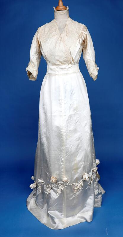Todelt brudekjole med belte, bukettholder, hansker, slør og myrtekrans formet som hjerte. Kjolen er fra Sør-Odal. Ca 1900. (Foto/Photo)