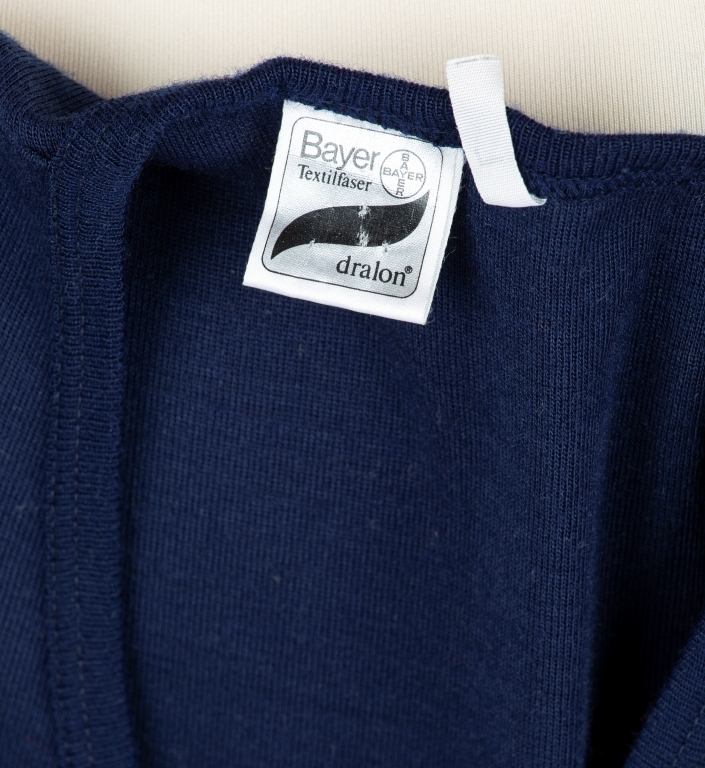 V genser, fasong isydde ermer.
Sign.:Bayer Textilfaser