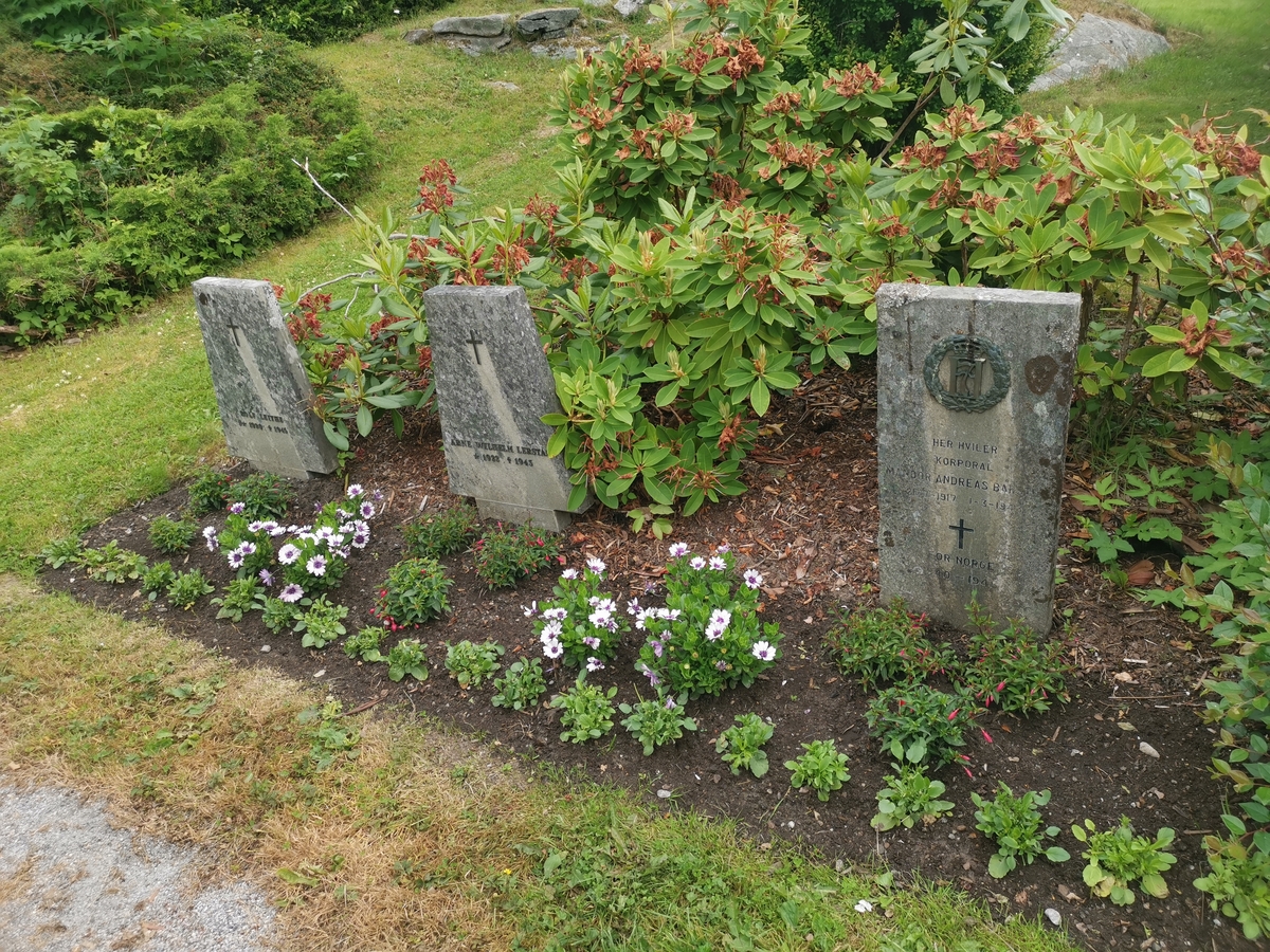 Gravfelt for norske falne under 2. verdenskrig på Øvre gravlund i Ålesund. Gravene er markert med individuelle gravstøtter, de fleste med lik utforming. På en forhøyning midt i gravfeltet er det reist en stein med teksten "De gav livet for Norge 1940–1945".