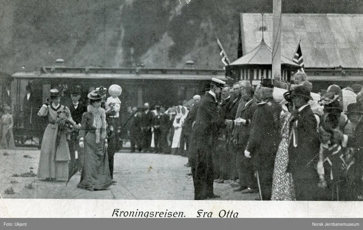 Kong Haakon VII og dronning Maud på Otta stasjon, underveis til kroningen i Nidarosdomen i Trondheim i 1906