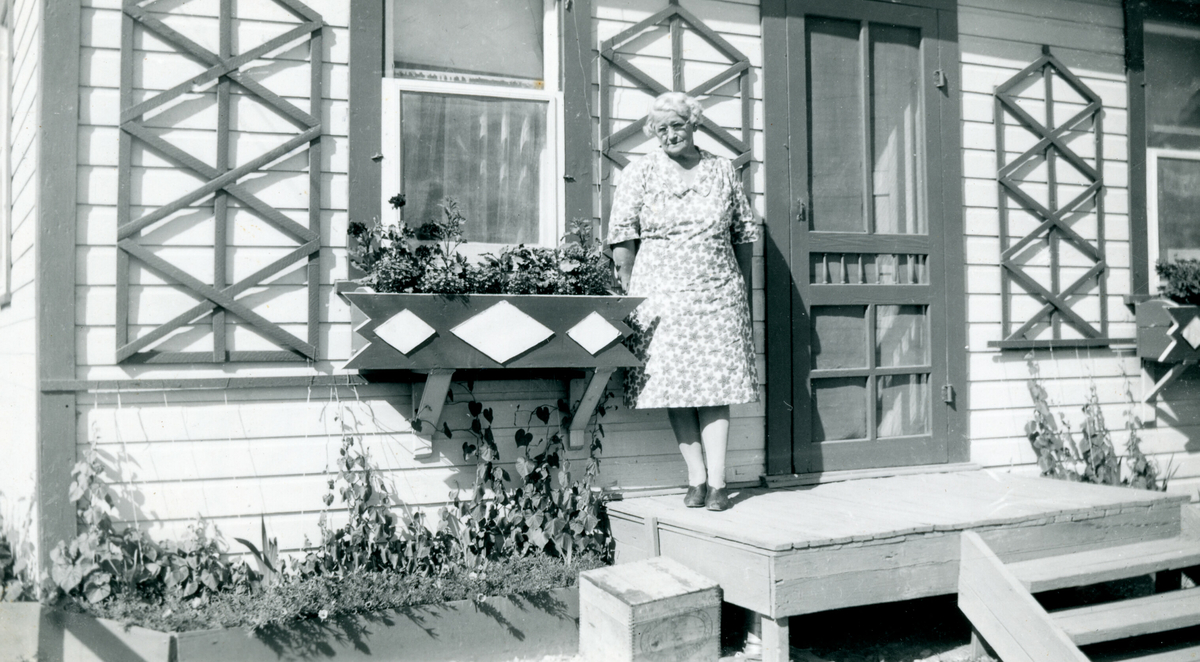 Kvinne på tarppa til huset sitt i Newcastle, USA