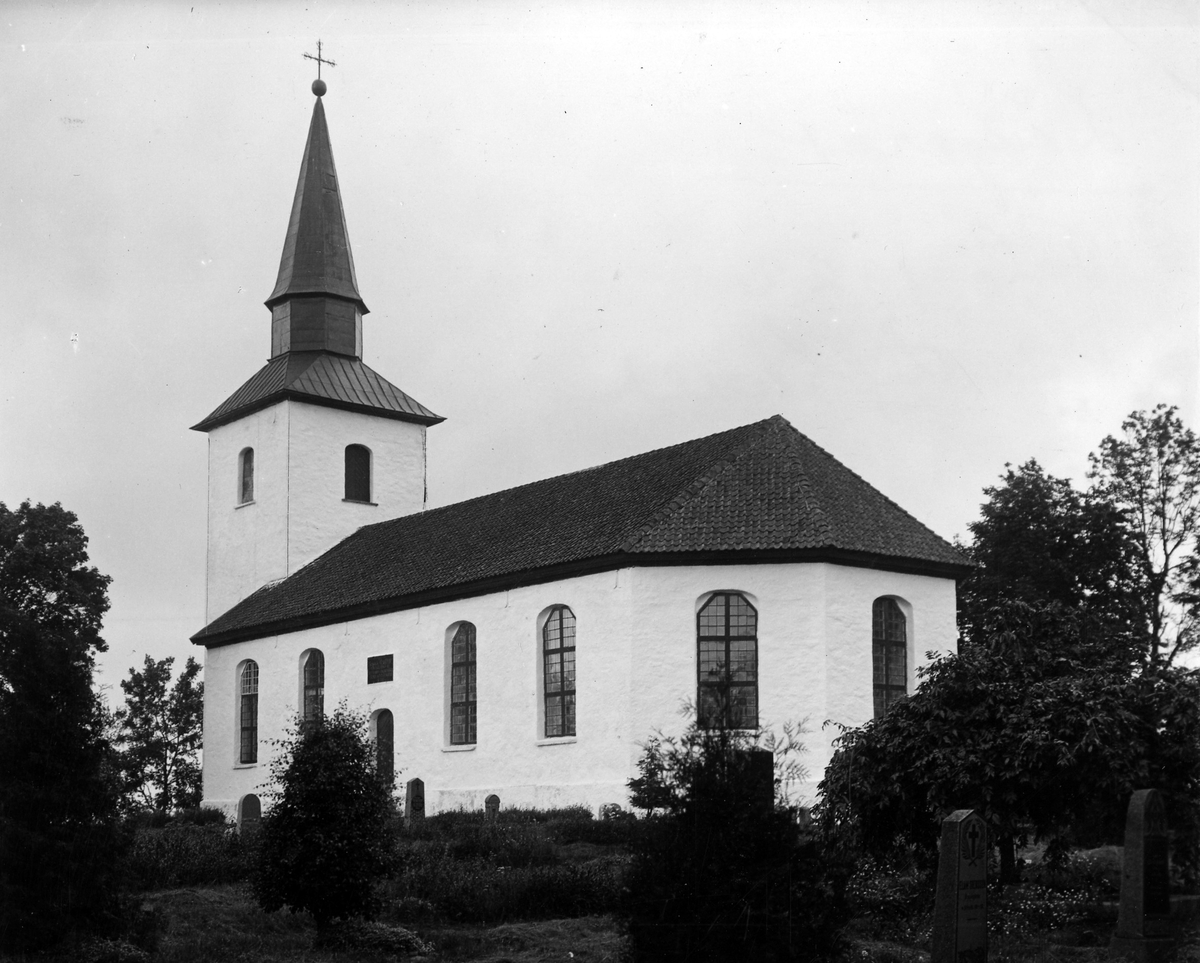 Långareds kyrka. Kyrkan är uppför 1818-1824. I tornet tre klockor varav en från 1500-talet. Gamla kyrkan var av trä, troligen från 1500-talet.