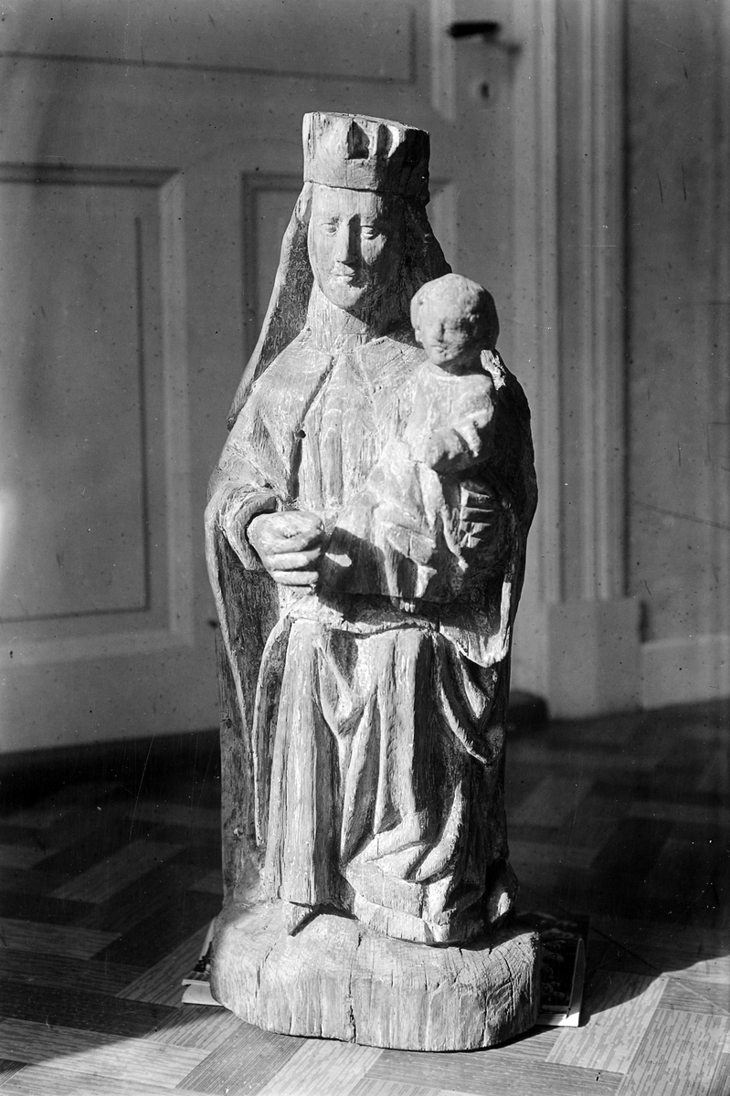 Bild av Mariaskulpturen i Ödenäs kyrka, efter behandling.
