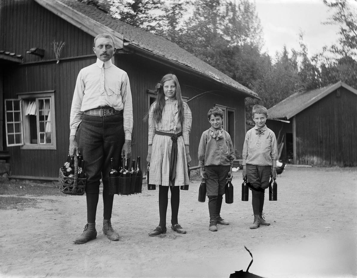 Niels Juel og tre barn.