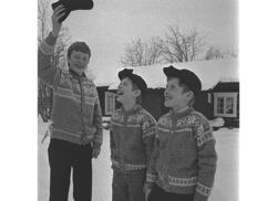 Tre gutter med strikkegenser og Østerdalslue, Portrett