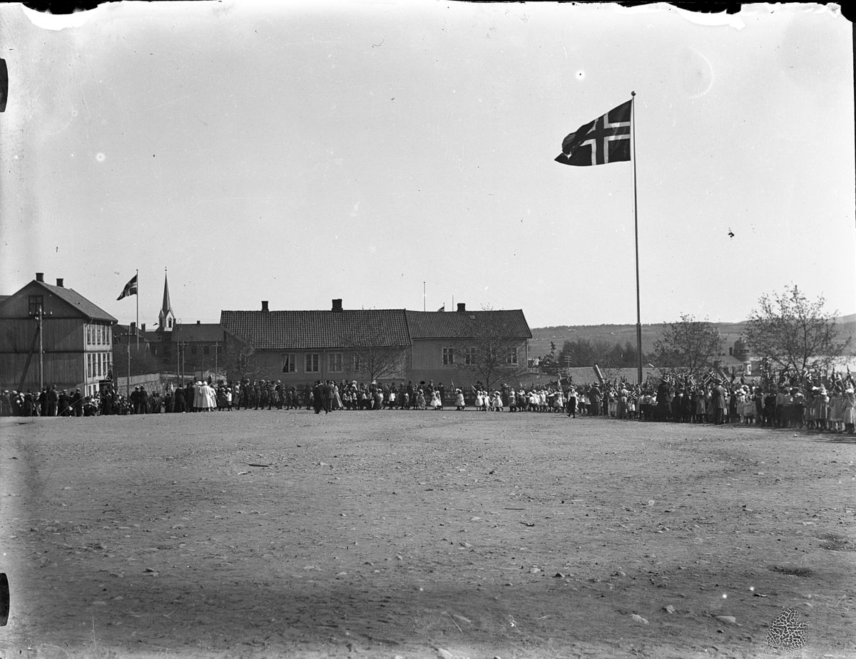 
17.mai ca.1920 på skoleplassen Gjøvik skole, fotografert mot nord