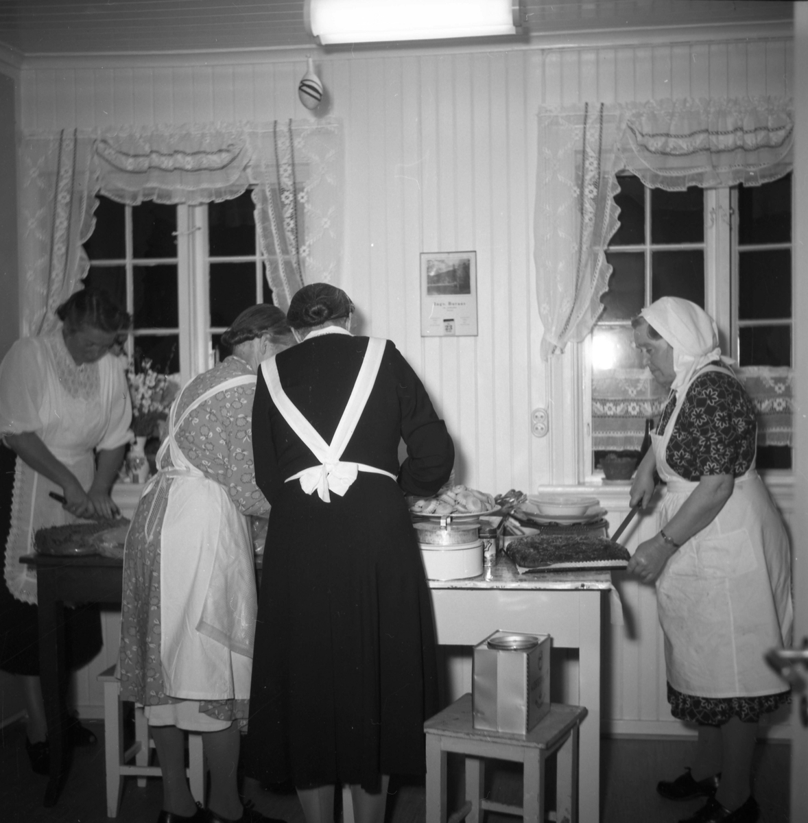 Kjøkkenstaben, 4 kvinner i forkle. Bryllupsfest?