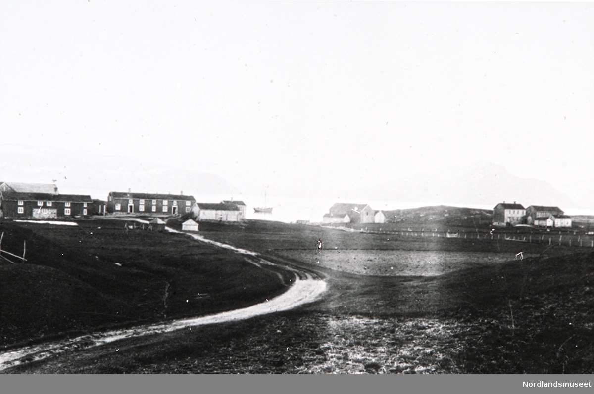 Hernes i Bodø, Løkkegården, fotografi fra 1899. I Vika ligger jakta til Karel Løkke, "Elisabeth", for anker. Til høyre ses bl.a. stornaustet og helt til høyre ses Rostadgården.