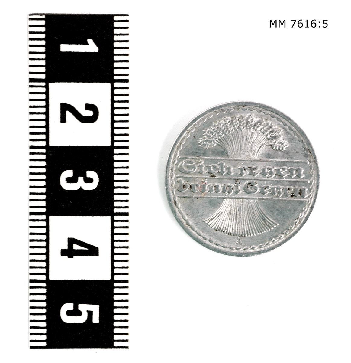 Mynt av aluminium. 50 pfennig Tyskland. Präglad på ena sidan: "Deutsches Reich 50 pfennig 1921" på andra sidan: "Gich regen bringt Gegen" samt en vetekärve.