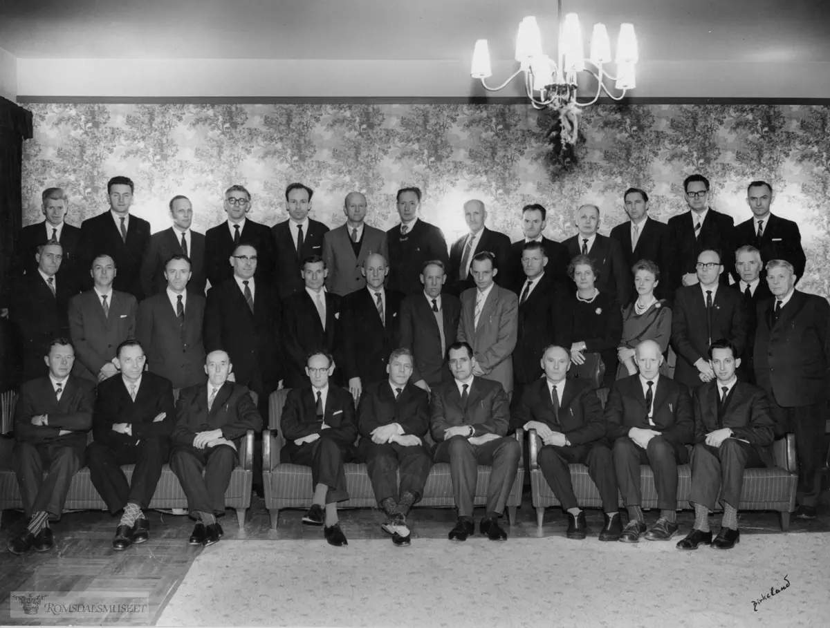 Bolsøy kommunestyre aller siste møte 30.12.1963 fotografert på Alexandra Hotell...