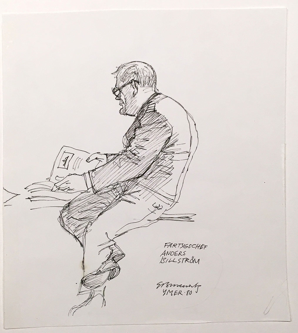 En man med glasögon sitter på en bänk e dyl och bläddar i några papper. Påskrift: "Fartygschef Anders Billström".