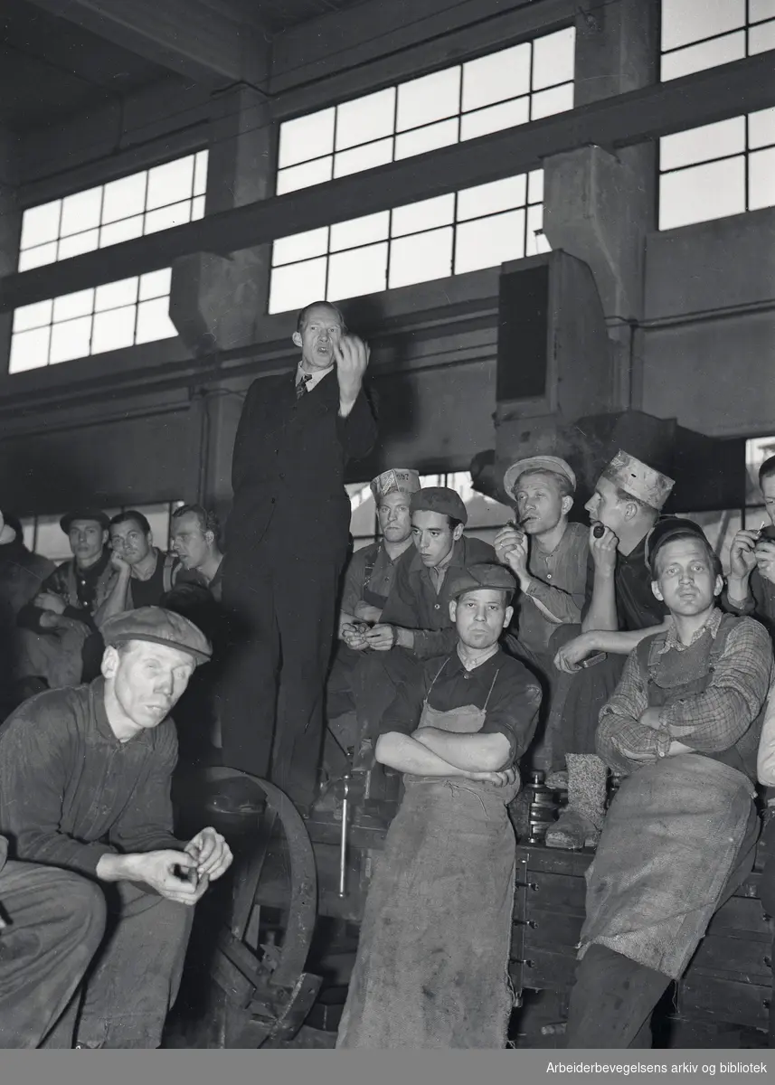 Bedriftsklubben på Christiania Spigerverk diskuterer gjenreisingen. 1947.