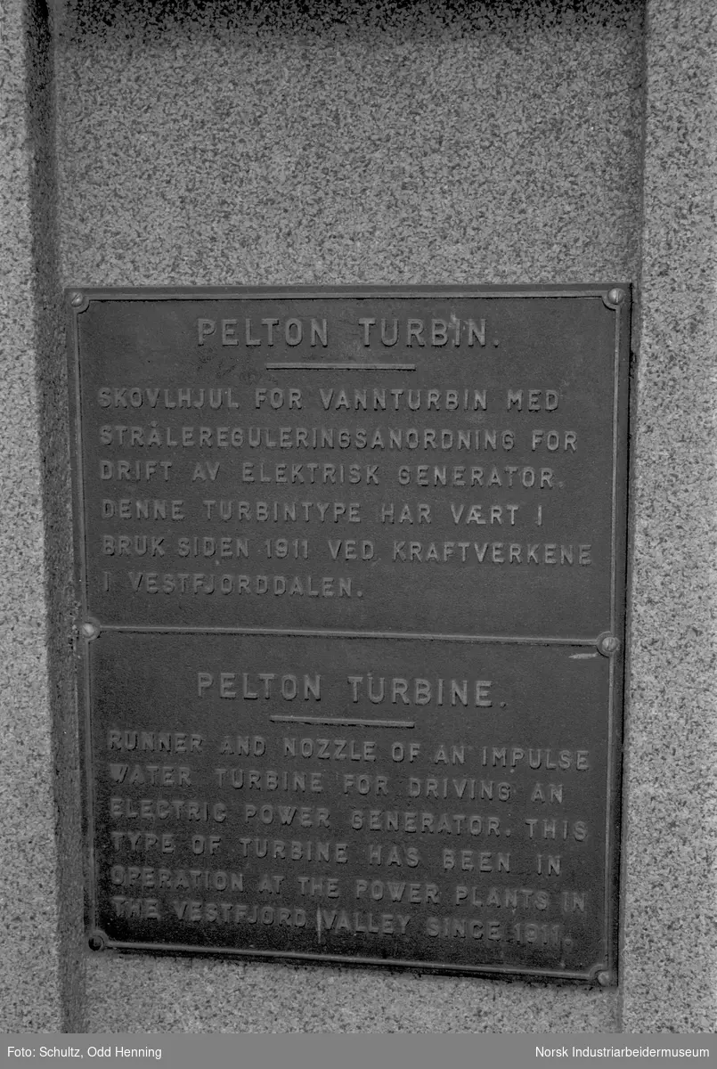 Plate med informasjon om Pelton-turbinen som er stilt ut.