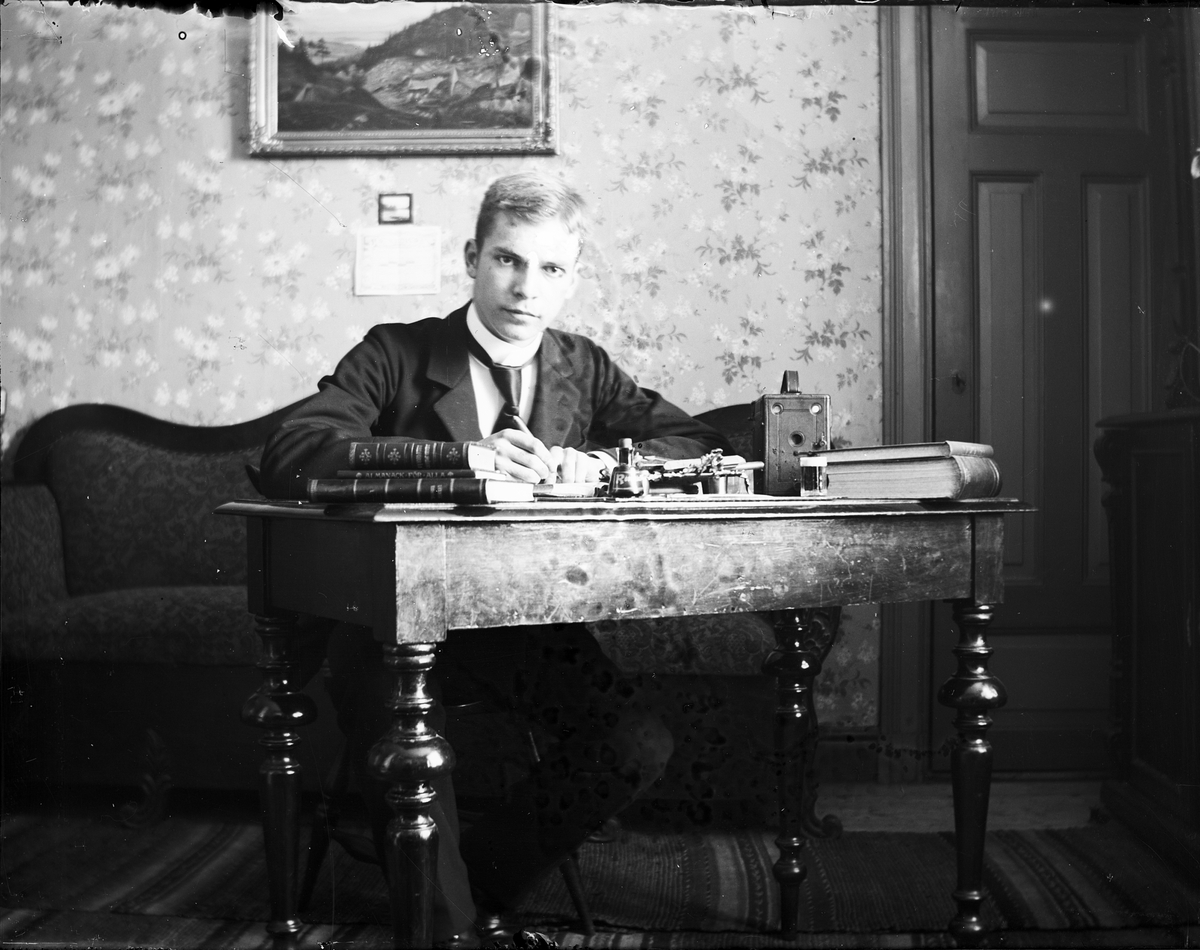 Birger Enlund vid skrivbordet, Gävle