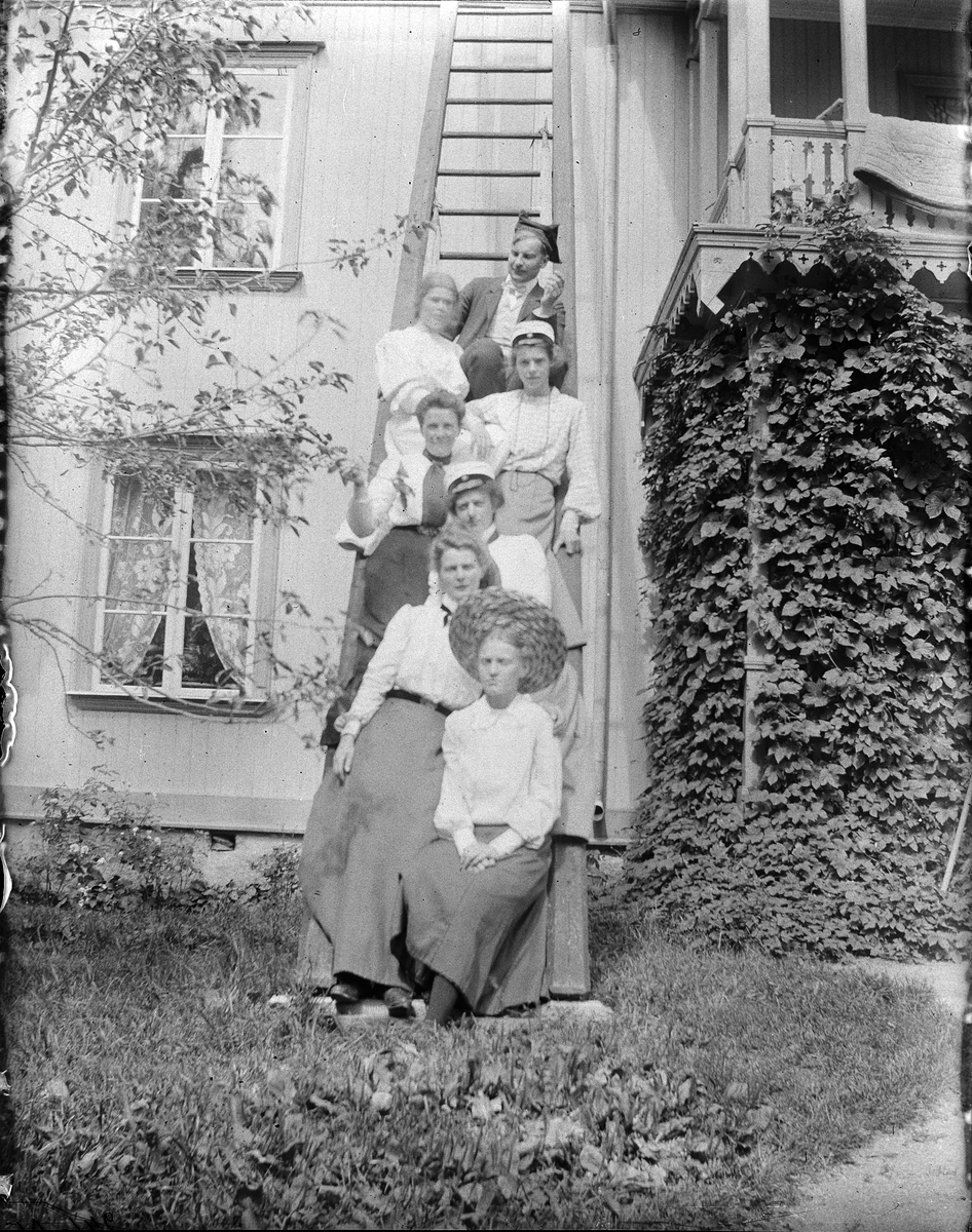 Grupp sitter på stegen vid Hamrånge prästgård, Gästrikland 24 juli 1905