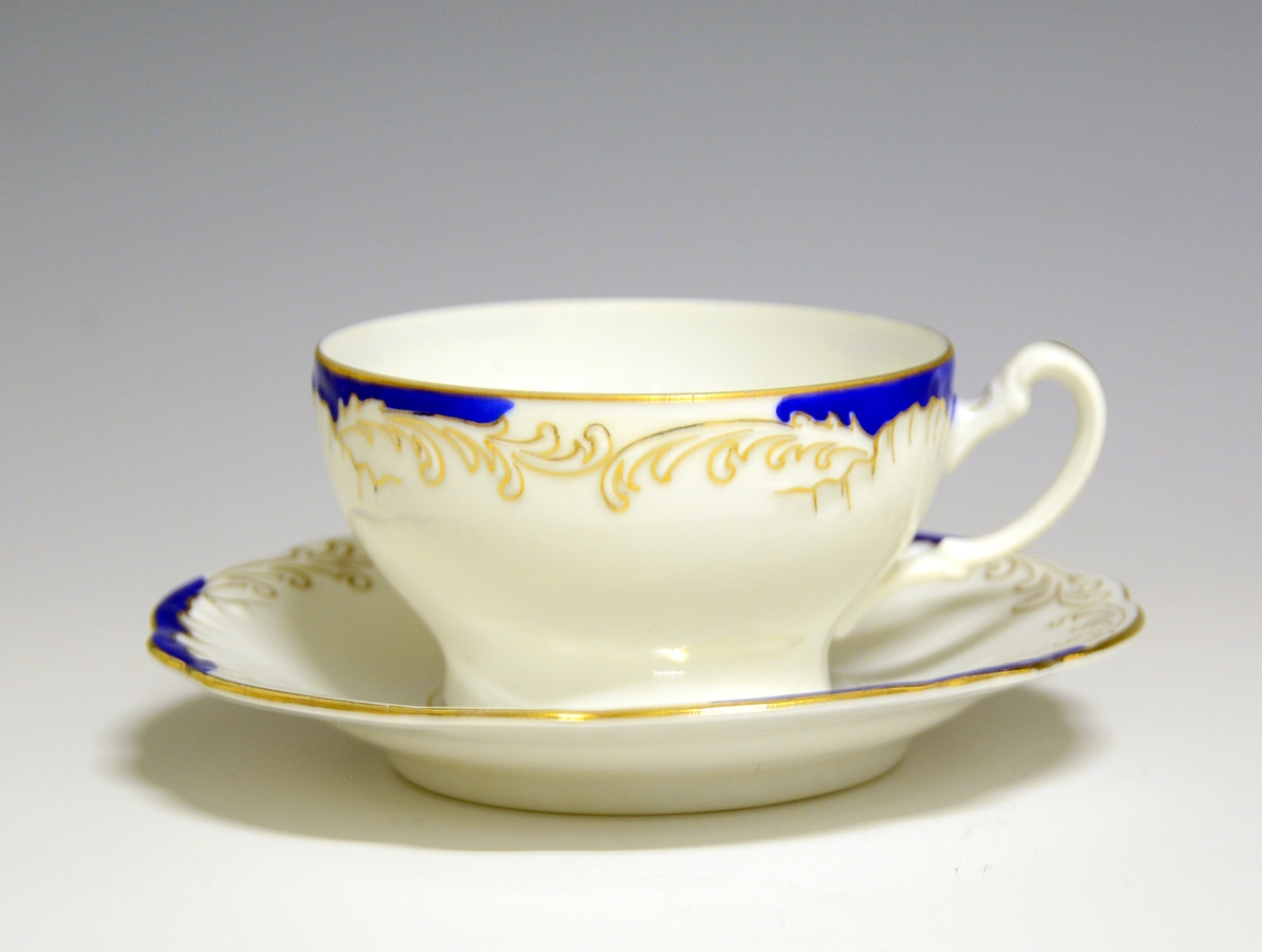 Skål til kaffekopp (NJT.0245.A)
Modell: 358.4
Dekor: Blåfarge og gullstaffering
Fabrikkmerke: Uten merke, men koppen har grønt anker med PP (1911-1935).
Finnes i priskuranten for 1931, tavle 9
