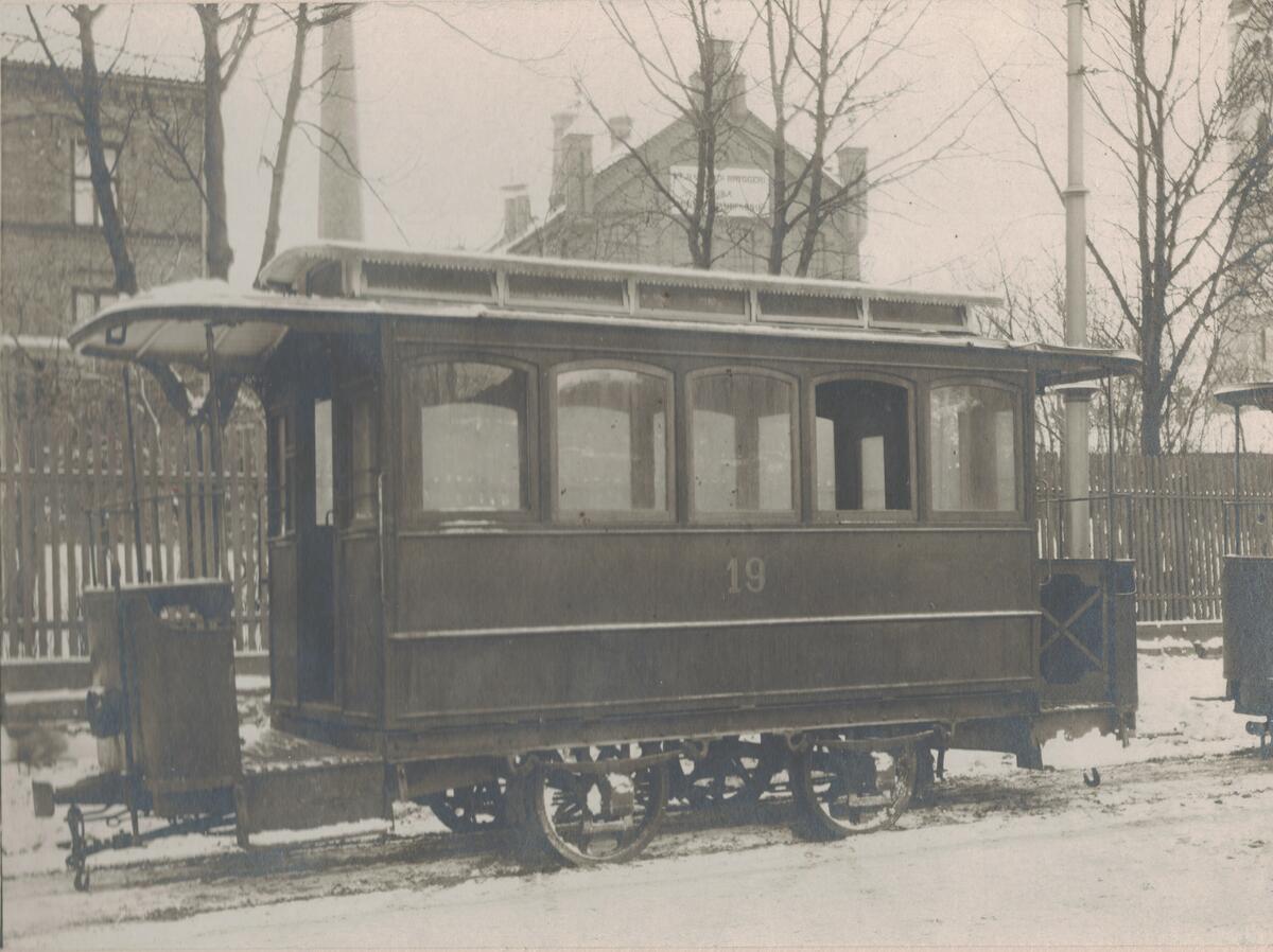 Sporvogn kjørt av Kristiania Sporveisselskab med nummer 231 fotografert ved Homansby vognhall i 1919. Denne vognen var et bruktkjøpt av AS Holmenkolbanen og bildet er tatt ved overtagelsen. Vognen er fortsatt merket som Holmenkolbanen nr. 19. 