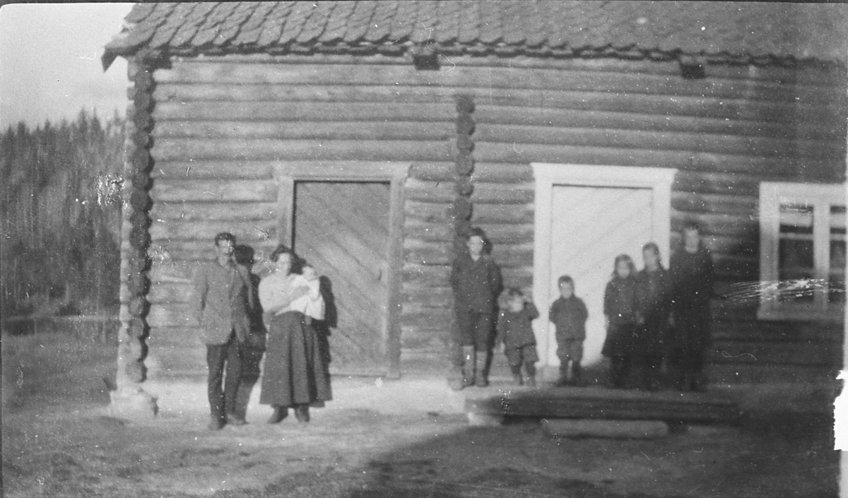 Ole og Gunhild Sund (f. Ravnås) med flere barn, foran bygningen på Sunne-Green. Omkring 1920-30.
