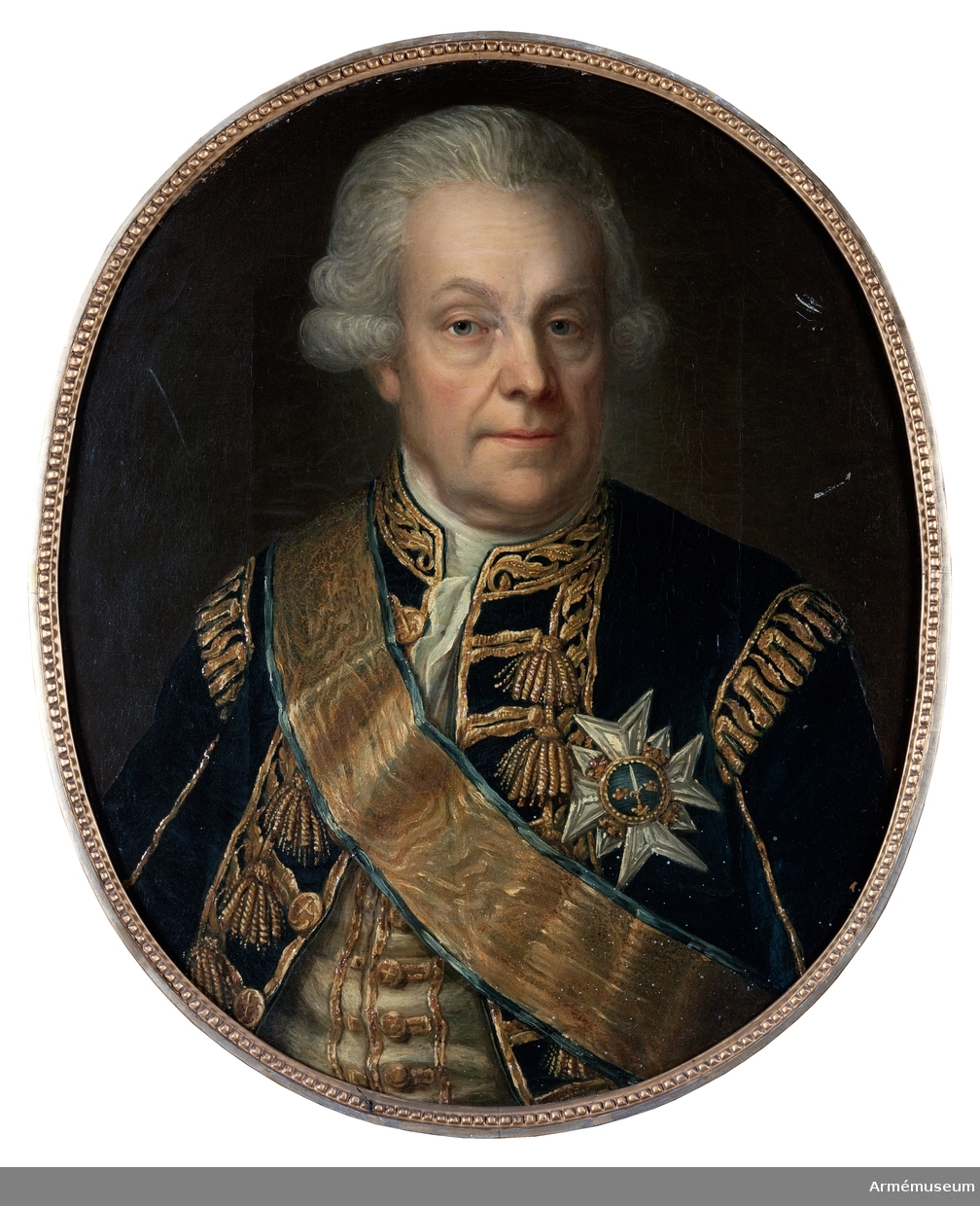 Porträtt av Zöge von Manteuffel.
Oljemålning i form av porträtt utfört av Anders Eklund (1737-1802), föreställande O.J.Z von Manteuffel.
Beskrivning enl Peyron: Bröstbild framåtvänd, huvudet bart, vitt hår, lockigt vid sidorna, slätrakad. Uniformsrock, rikt guldbroderad på framvåderna och axlarne, öppen med ståndkrage, vit halsduk, ljusgul, guldbroderad väst med förgyllda knappar, svärdsordens storkkorskraschan och ordensband utanpå uniformen.
På sockeln: (utom namnet) Chef för Hertig Fredric Adolphs regemente och för H.M. Enkedrottningens Lifregemente 8/1 1766- 20/2 1782.
Infattning: Oval, slät förgylld träram i gustaviansk stil med en bandrosett ovanpå och en pälsrand innerst.
På baksidan: (med bläck) Otto J Freij Herr Zöge von Manteufell. General af Infanteri. Commendeur med stora korset af Svärdsorden. Förste Stallmästare hos H.K.H. Prinsessan Sophia Albertina. Född den 2 April 1718, Död den 6 Februari 1796. Anders Eklund Pinx. Stockholm 1793.