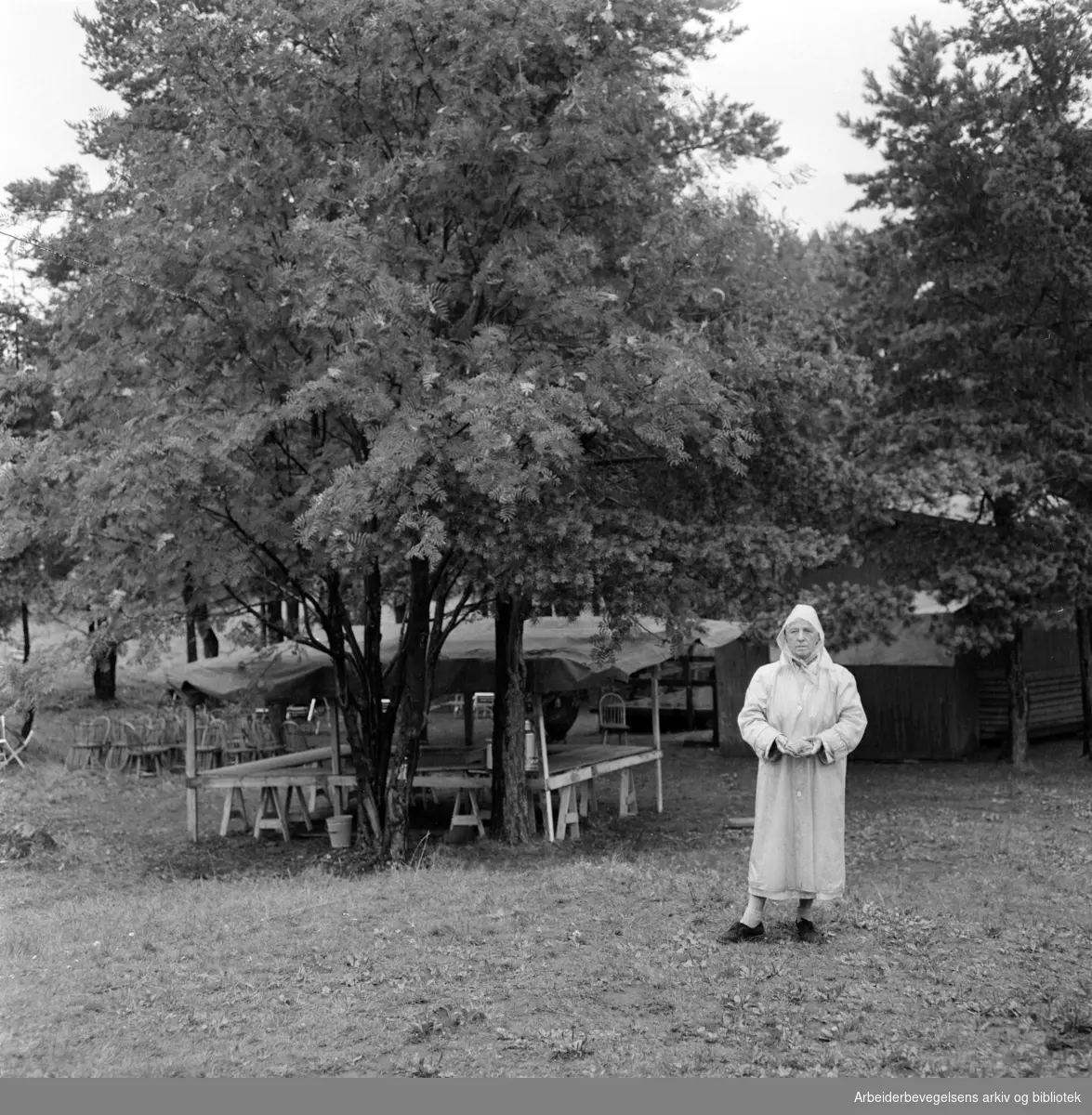 Lindøya. Lindøyafolket arrangerte øyenes fest i øsende regnvær. Formannen i damegruppa, Julie Waaler. August 1958
