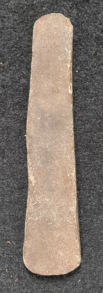 10 834 Fågelmossen, Flo socken, Västergötland.

Bryne, 1st. Rektangulär form. Utsvängd egg. Rundad bas. L. 10,5 cm, br. 2,4 cm.