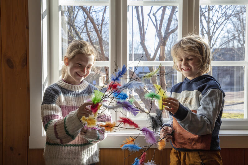 To barn lager fastelavnsris på Norsk Folkemuseum