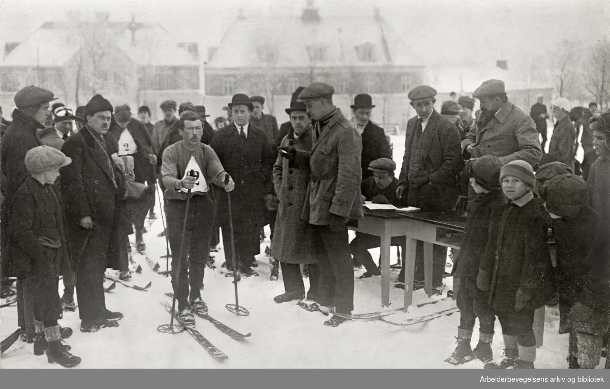 Det første AIF-mesterskap på ski. Anders Andersen (bildet) fra Tømmermennenes Fagforening ble mesterskapets første startende. Rennet gikk av stabelen ved Tåsen skole, søndag 17. februar 1924.