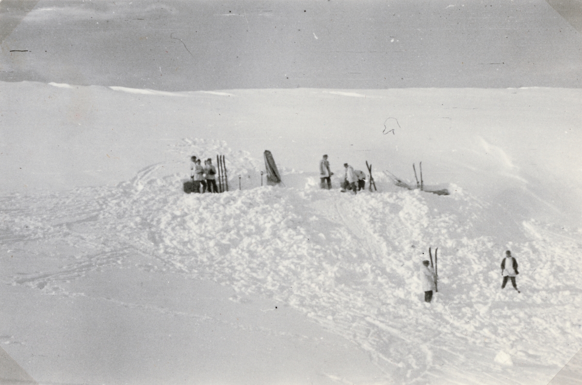 Text i fotoalbum: "Ing 3 vinterövning i Björkliden mars 1949. Igloobygge".