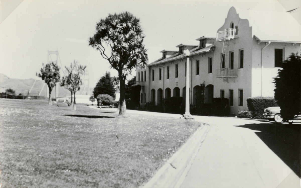 Text i fotoalbum: "Studieresa i USA mars-juni 1953. Kasernhus i San Francisco".
